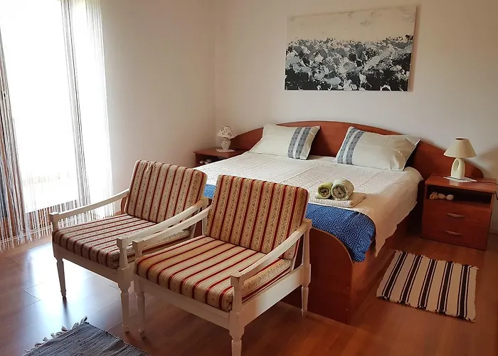 And Suzana Πανσιόν 3*
